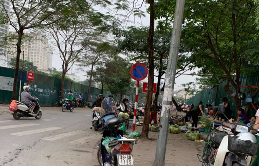 Hà Nội: Phố Trần Quốc Vượng “biến” thành chợ không phép