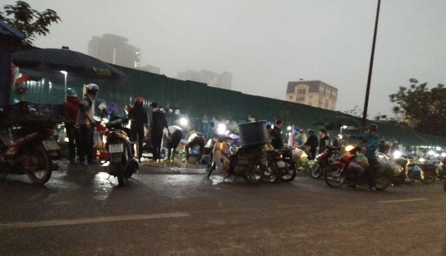 Hà Nội: Phố Trần Quốc Vượng “biến” thành chợ không phép