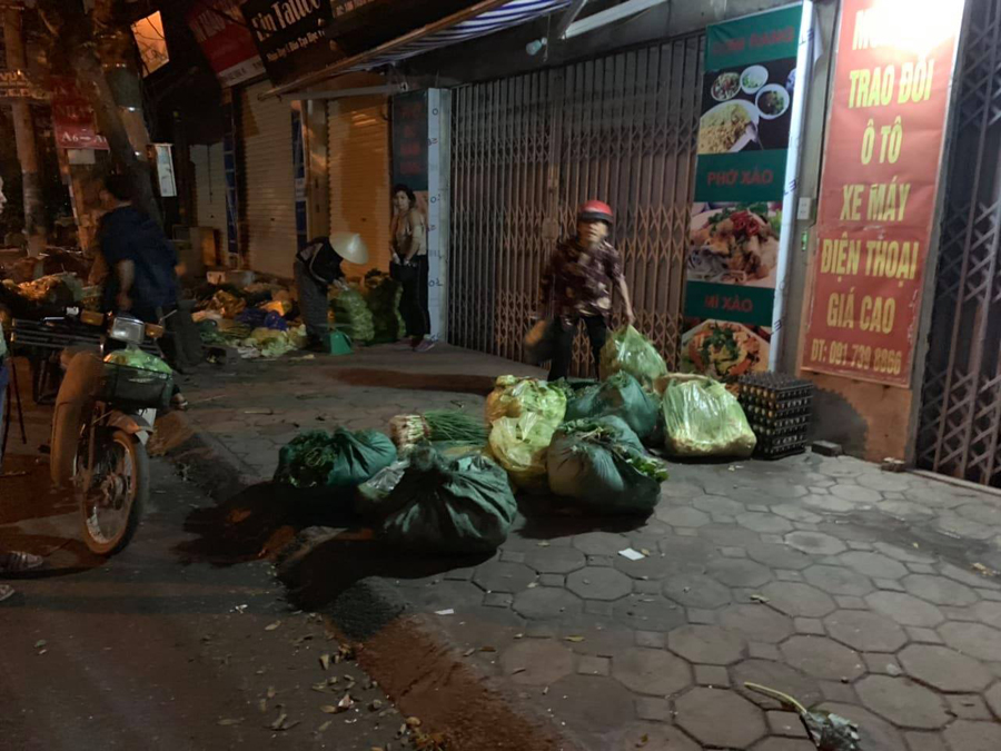 Hà Nội: Phố Trần Quốc Vượng “biến” thành chợ không phép