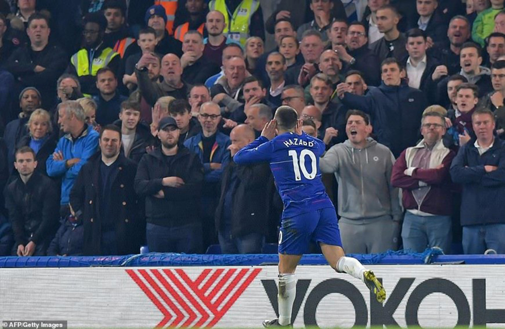 Hazard ăn mừng sau pha lập công vào lưới West Ham.