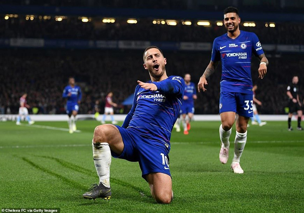 Sau bàn thắng của Hazard, Chelsea đã liên tục chơi ép sân.
