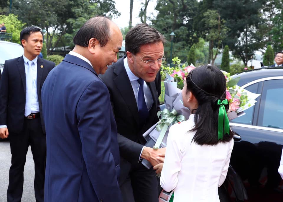 Em Nguyễn Lê Vi, học sinh lớp 6A3 vinh dự được tặng hoa cho Thủ tướng Hà Lan Mark Rutte