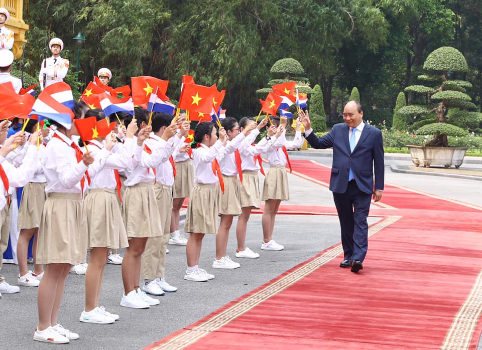 Các em học sinh Trường THCS Nguyễn Du tham gia đón đoàn Thủ tướng Hà Lan