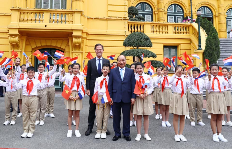 Thủ tướng Hà Lan Mark Rutte và Thủ tướng Chính phủ Nguyễn Xuân Phúc chụp ảnh cùng các em học sinh trường Nguyễn Du.