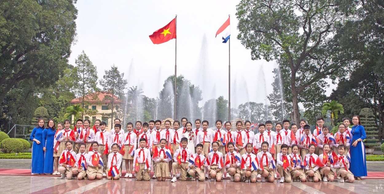 Các em học sinh Trường THCS Nguyễn Du vinh dự được tham gia đón đoàn Thủ tướng Hà Lan