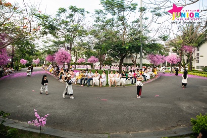 Đã mắt ngắm khu nghỉ dưỡng bên biển Mỹ An biến hóa thành sàn diễn thời trang độc đáo