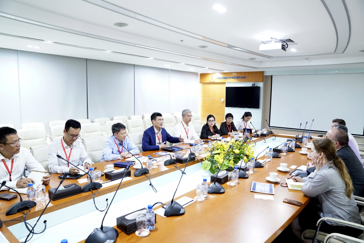 Tổng giám đốc PV GAS Dương Mạnh Sơn trao đổi với đoàn AGDC.
