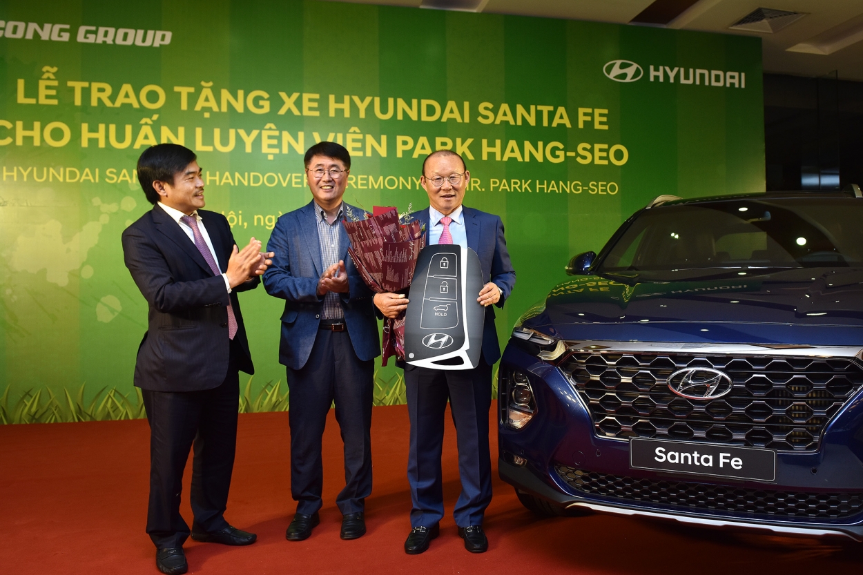 Ông Young Tack Lee, Phó Tổng Giám đốc cấp cao Hyundai châu Á - Thái Bình Dương (giữa) và ông Nguyễn Anh Tuấn, Chủ tịch HĐQT Tập đoàn Thành Công trao tặng xe Hyundai Santa Fe cho ông Park Hang Seo.