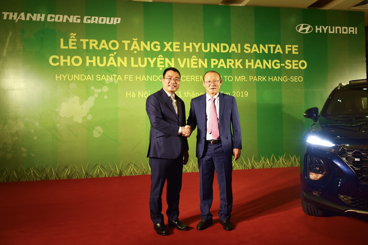Ông Lê Ngọc Đức, Tổng Giám đốc Tập đoàn Thành Công cùng ông Park Hang Seo bên chiếc Hyundai Santa Fe.