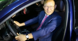 Tập đoàn Thành Công và Hyundai tặng xe Santa Fe cho ông Park Hang Seo