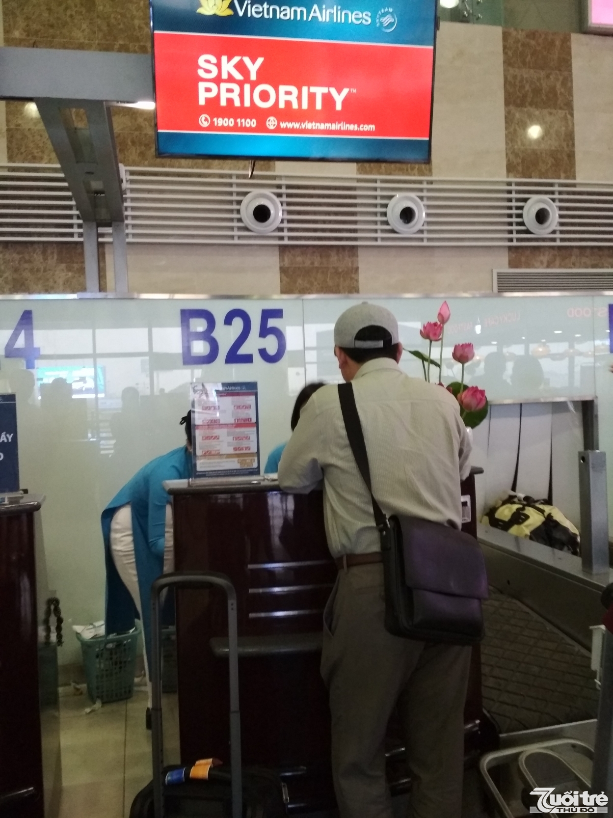 Hành khách làm thủ tục check-in trước giờ lên máy bay