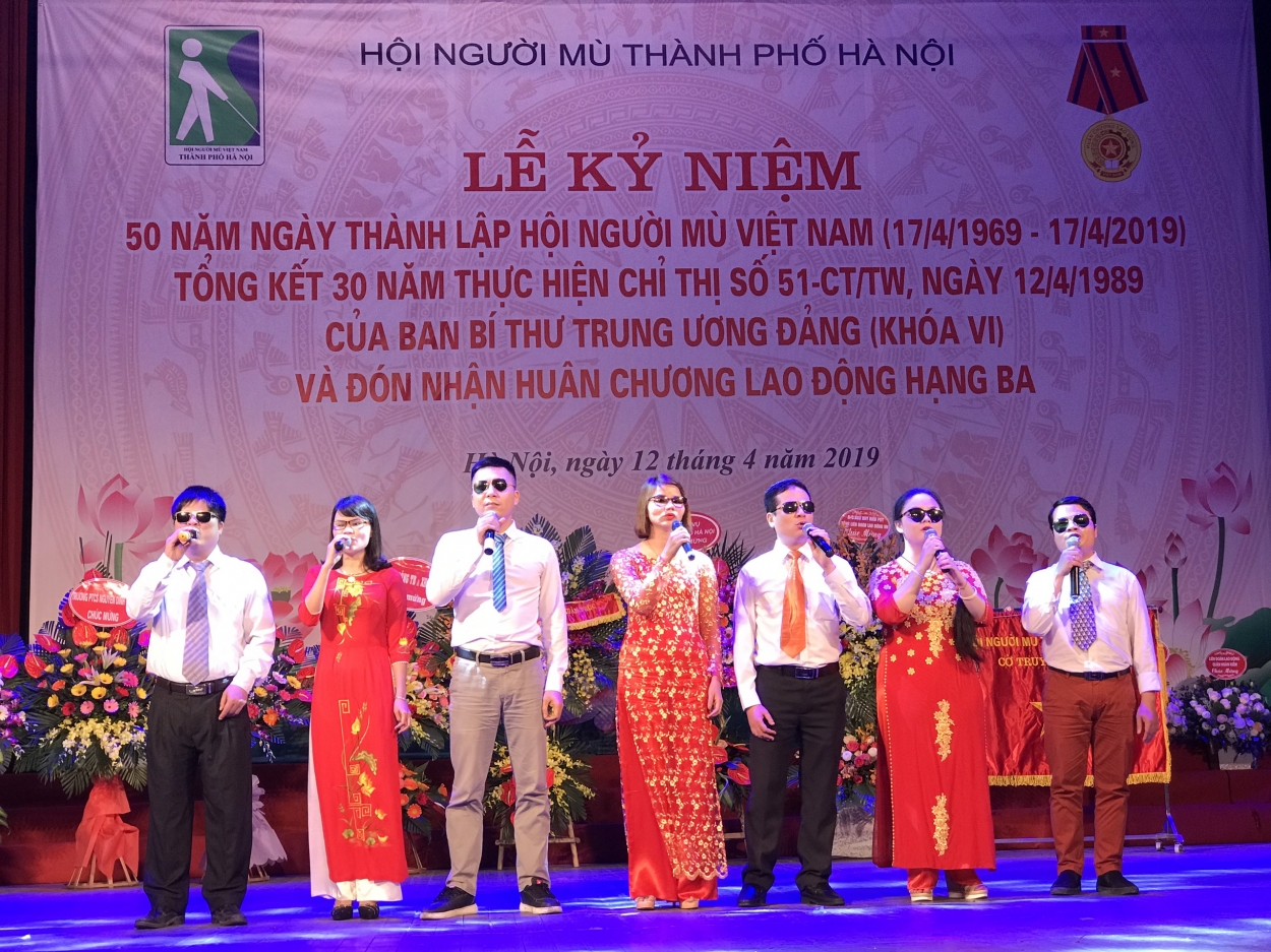 Tiết mục văn nghệ do các hội viên Hội Người mù thành phố Hà Nội biểu diễn