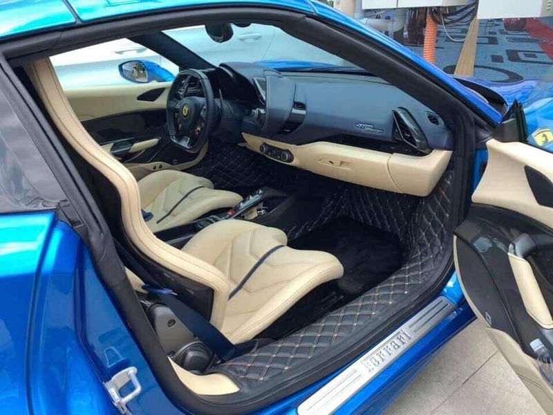 Khoang nội thất thể thao và ấn tượng của Ferrari 488 Spider Blu Corsa