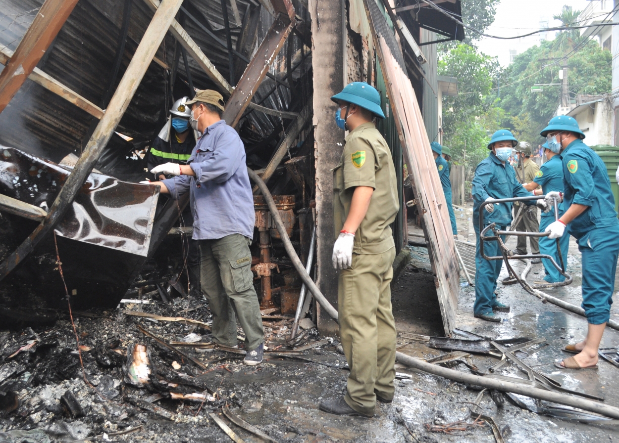 Công tác hỗ trợ chữa cháy, thu dọn sau đám cháy của cán bộ chiến sĩ Bộ Tư lệnh Thủ đô và các lực lượng tại hiện trường.