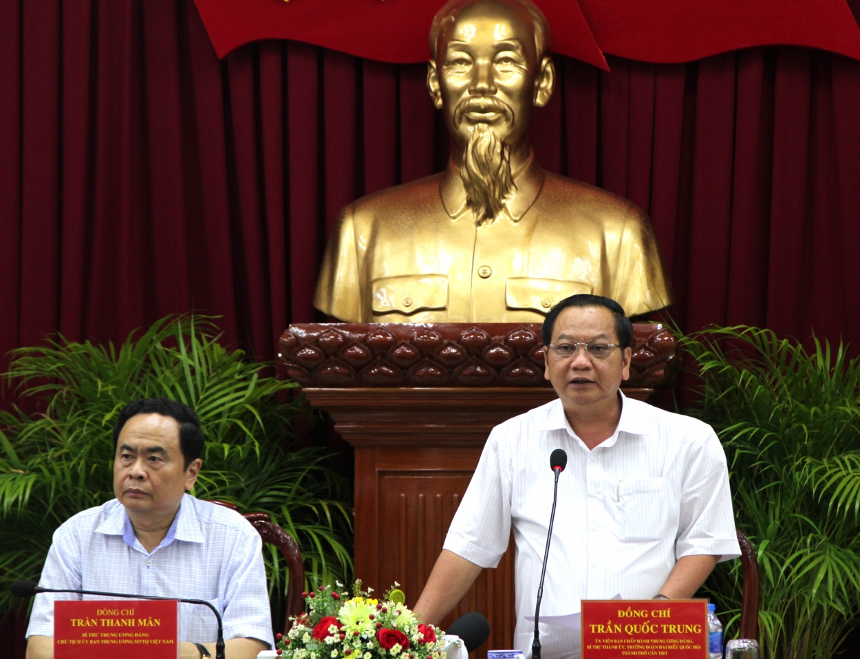 Ông Trần Quốc Trung, Bí thư Thành ủy Cần Thơ cho biết, thời gian qua, Thành ủy luôn quan tâm tới hoạt động của Mặt trận, đặc biệt trong công tác chuẩn bị Đại hội MTTQ Việt Nam các cấp...