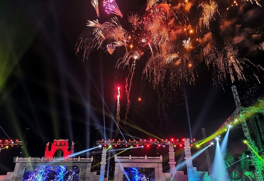 Lung linh pháo hoa chào mừng khai mạc Lễ hội Đền Hùng 2019