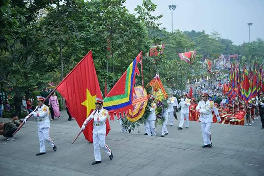 Chủ tịch Quốc hội Nguyễn Thị Kim Ngân cùng các đại biểu dâng hương tưởng nhớ công đức các Vua Hùng