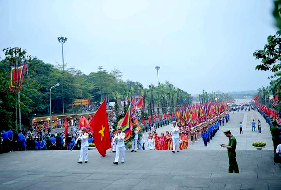 Chủ tịch Quốc hội Nguyễn Thị Kim Ngân cùng các đại biểu tham dự đoàn rước