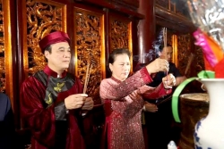Chủ tịch Quốc hội Nguyễn Thị Kim Ngân cùng các đại biểu dâng hương tưởng nhớ công đức các Vua Hùng
