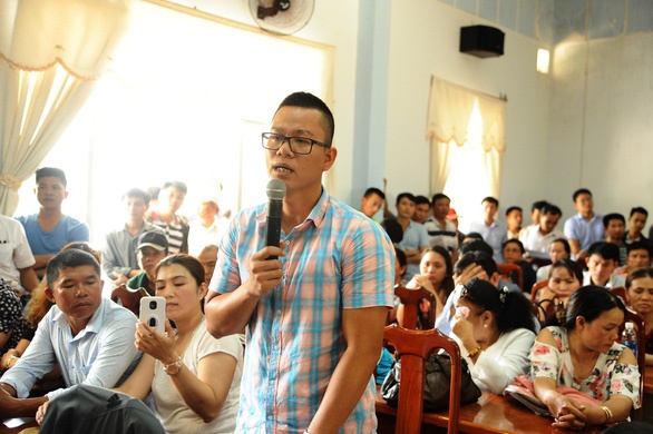 Một người dân đặt câu hỏi cho Chủ tịch UBND tỉnh Quảng Nam. Ảnh: Lê Trung: