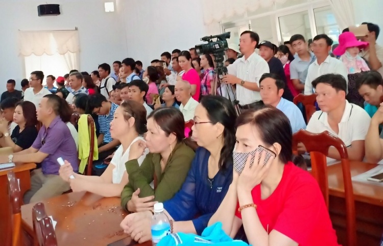 Hàng trăm người dân tiếp tục kéo đến UBND tỉnh Quảng Nam để cầu cứu.