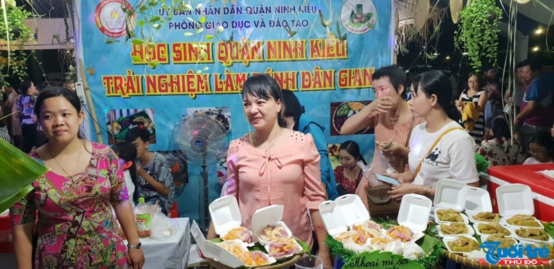 Một gian hàng trải nghiệm của học sinh tại Lễ hội bánh dân gian Nam bộ 2019