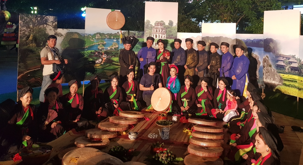 Trong festival lần này, loại hình Quan họ tập trung tái hiện lễ tục quan họ vùng kinh bắc xưa. Cô Nguyễn Thị Thanh – Trưởng đoàn Tình quê hương quận 5 mong muốn các lớp trẻ sẽ được hiểu biết thêm về các “luật” xưa của quan họ như: các liền anh, liền chị hát giao duyên nhưng đến cả cái chạm tay cũng chẳng được, hay các trang phục, vật dụng của thời quan họ xưa kia…