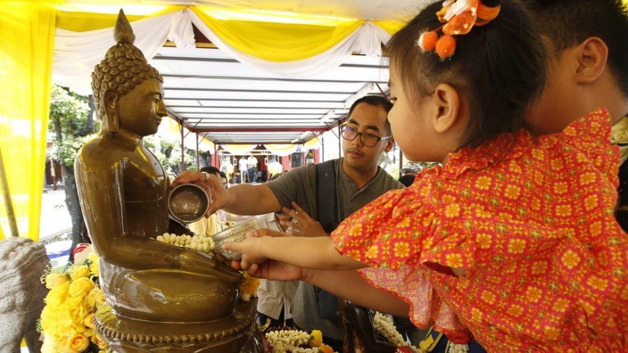 Ai cũng thành tâm tưới nước thơm hay nước tinh khiết lau chùi tượng Phật, tỏ lòng thành kính và cầu may mắn cho năm mới.