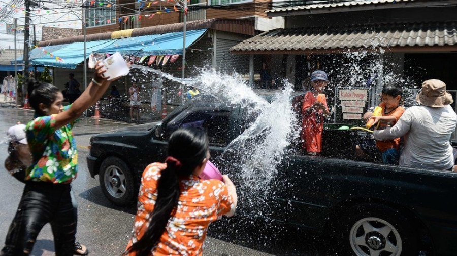 Trong ngày này, mọi thứ từ âm nhạc, trang phục hòa quyện vào nhau, người dân cùng khách du lịch Thái Lan nhảy múa, té nước vào nhau bằng những chiếc súng, xô, chậu, vòi phun nước,…