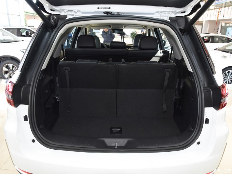 Cốp xe tương đối rộng rãi kể cả khi mở hàng ghế thứ 3 lên