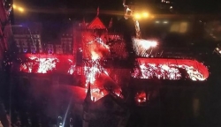 Lửa bốc cháy dữ dội thiêu rụi tháp nhà thờ Đức Bà ở Paris