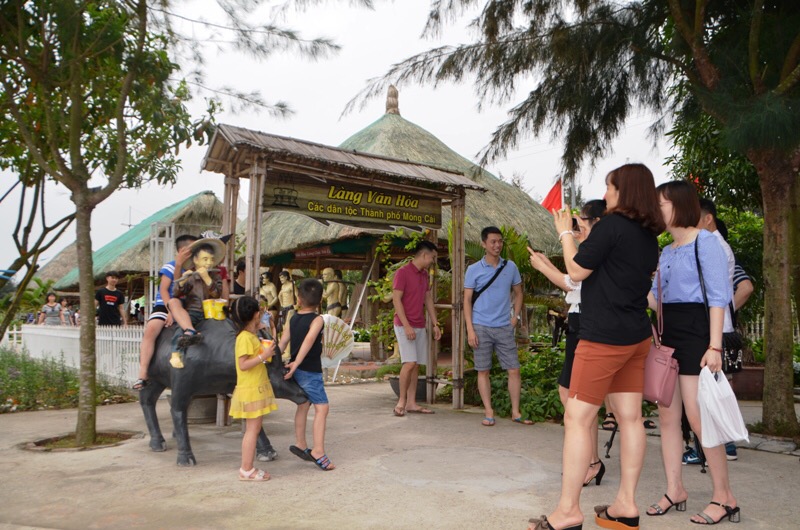 Du khách thích thú với trải nghiệm chụp ảnh tại “làng văn hóa các dân tộc TP Móng Cái.