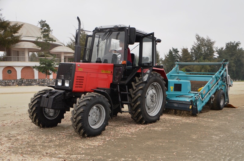 Máy sàng ốc ở Khu du lịch Trà Cổ hoạt động liên tục, đảm bảo bãi cát sạch, mịn.