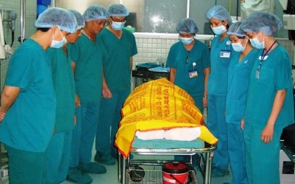 Bác sĩ cúi đầu tri ân trước cái chết của người đàn ông ở Sài Gòn