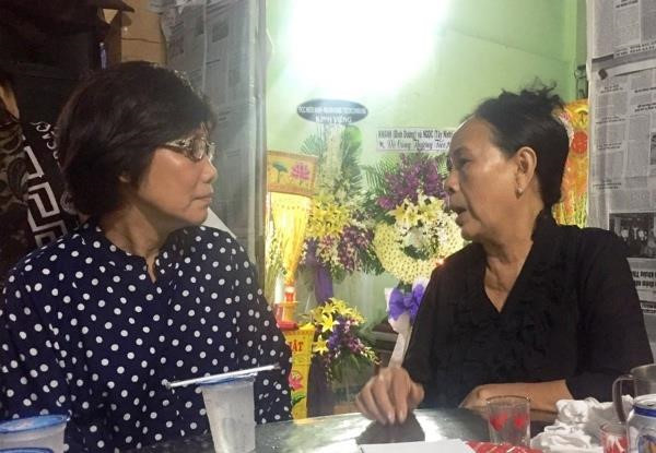 Bác sĩ đến thăm viếng mẹ anh K. Ảnh: VietNamNet