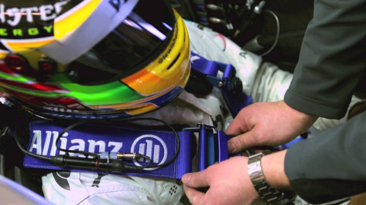 Dây an toàn với công nghệ HANS là một trong những tấm bùa hộ mệnh của các tay đua F1.