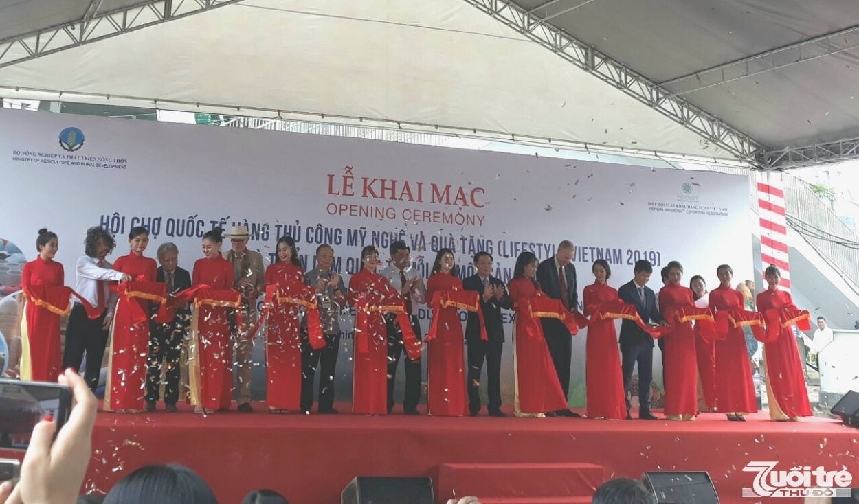 Lễ cắt băng khai mạc Hội chợ