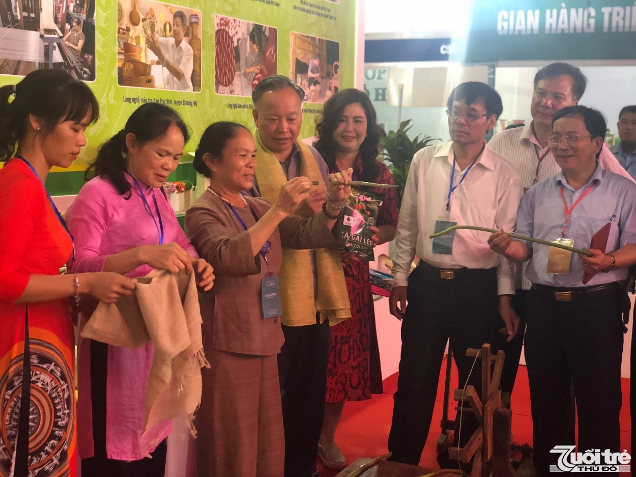 Đồng chí Nguyễn Văn Sửu, Phó Chủ tịch Thường trực UBND TP Hà Nội tham quan gian hàng của Hà Nội tại Hội chợ