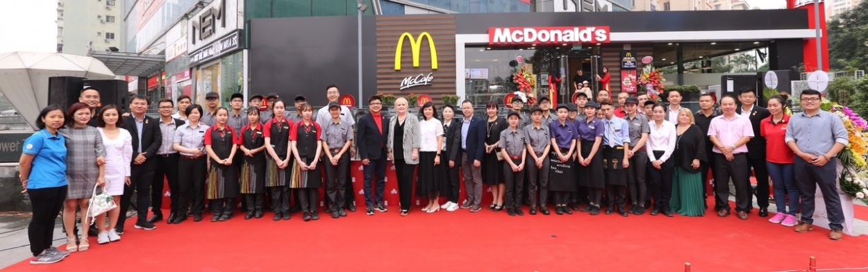 Ban lãnh đạo và tập thể nhân viên McDonald’s Việt Nam hân hoan trong ngày khai trương McDonald’s Hoàng Đạo Thuý Hà Nội