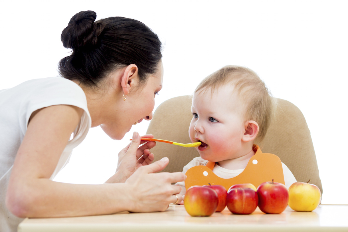 Trẻ em nên ăn đầy đủ chất để phòng tránh thiếu máu do dinh dưỡng.