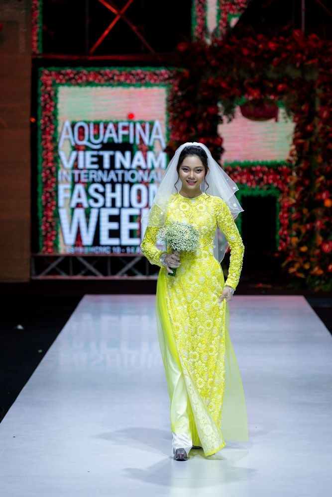 Nét đẹp truyền thống tỏa sáng với những thiết kế áo dài tại sàn diễn thời trang