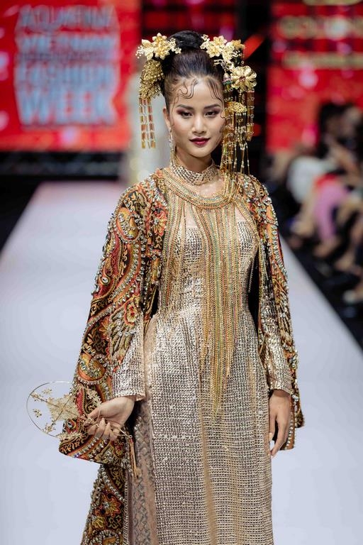 Nét đẹp truyền thống tỏa sáng với những thiết kế áo dài tại sàn diễn thời trang