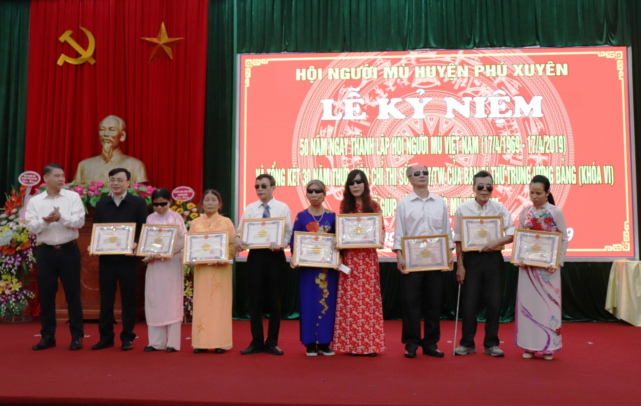Người mù huyện Phú Xuyên nỗ lực vươn lên hòa nhập cộng đồng