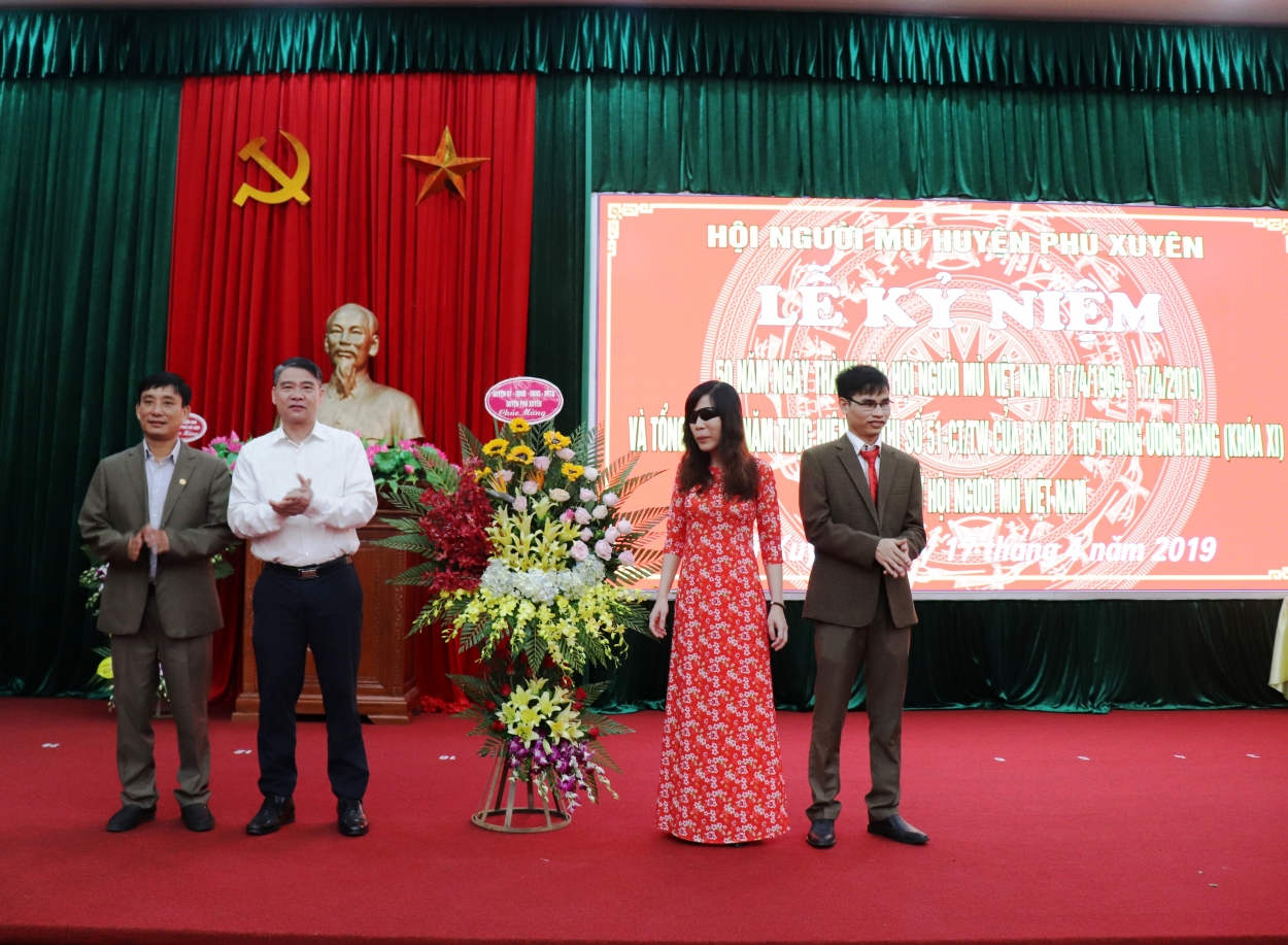 Đại diện lãnh đạo huyện Phú Xuyên tặng hoa chúc mừng Hội người mù huyện