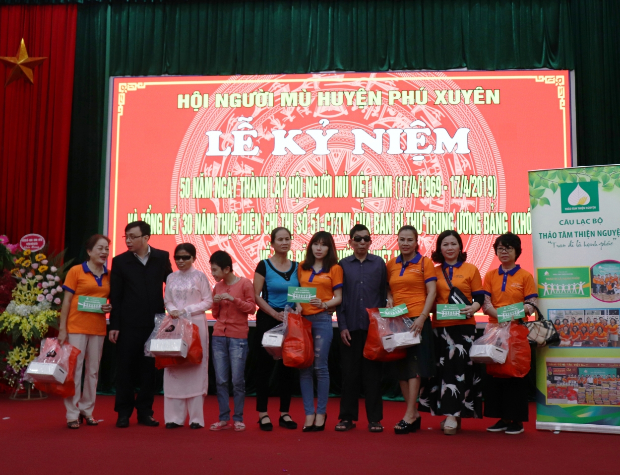 Trao quà tới các hội viên khó khăn