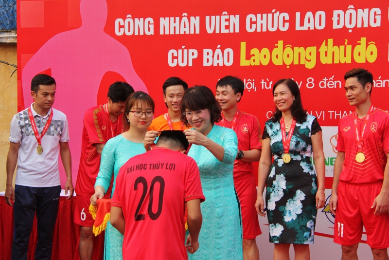 Bà Lê Thị Bích Ngọc, Tổng biên tập Báo Lao động thủ đô, Trưởng Ban tổ chức giải trao huy chương cho đội vô địch.