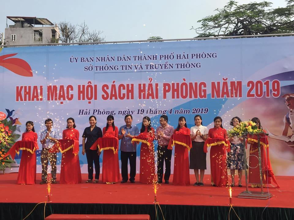 Các đại biểu tham gia nghi thức cắt băng khai mạc Ngày Hội sách Hải Phòng năm 2019.