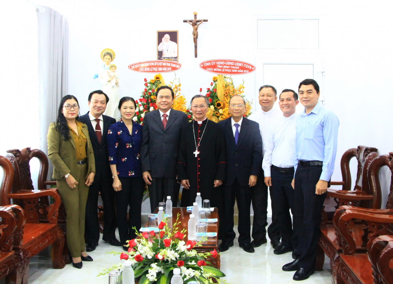 Chủ tịch UBTW MTTQ Việt Nam Trần Thanh Mẫn chụp ảnh lưu niệm cùng Giám mục Tôma Nguyễn Văn Trâm, Giám mục Giáo phận Phan Thiết (1)