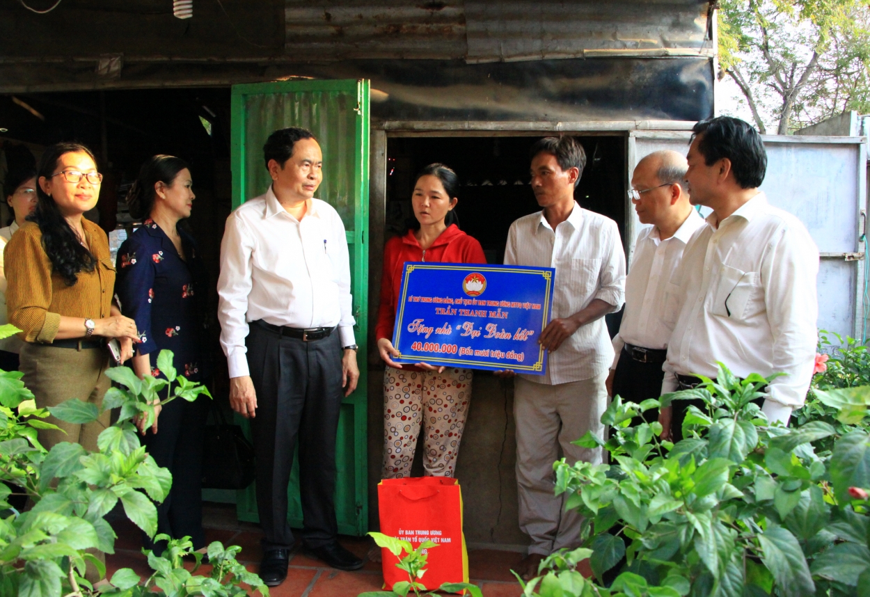 Chủ tịch UBTƯ MTTQ Việt Nam Trần Thanh Mẫn trao hỗ trợ nhà đại đoàn kết cho gia đình ông Trần Văn Phương tại KP 11, phường Mũi Né, thành phố Phan Thiết, tỉnh Bình Thuận.