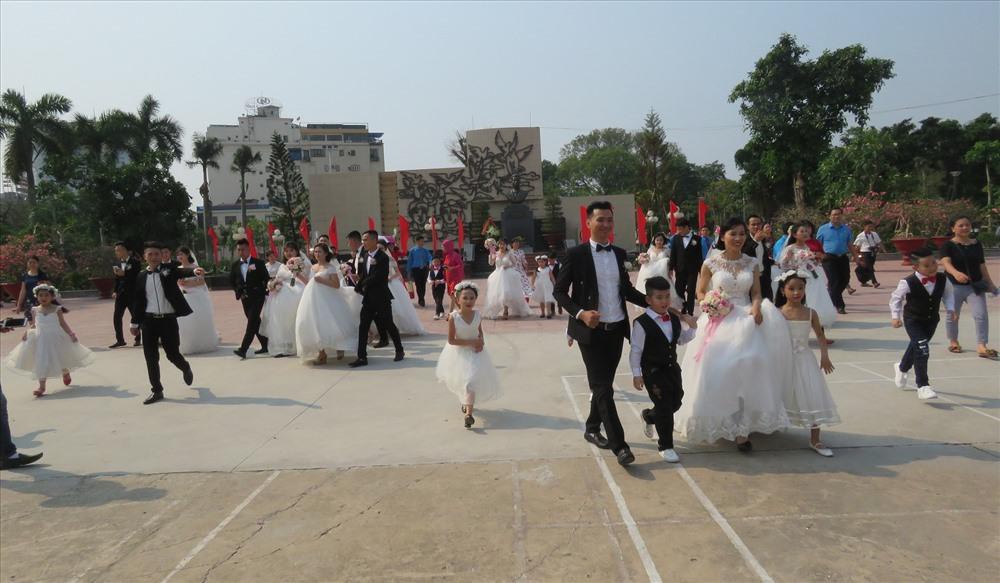 Tưng bừng đám cưới tập thể của 10 cặp đôi công nhân tại Hải Phòng